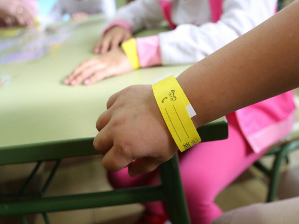 Se reparten 50.000 pulseras identificativas para los niños por las fiestas del Pilar.