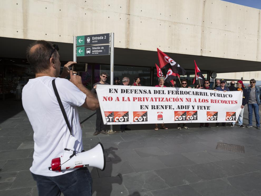Concentración de los sindicalistas del sector ferroviario de la CGT en la estación Delicias contra las privatizaciones del AVE y el deterioro del tren regional.