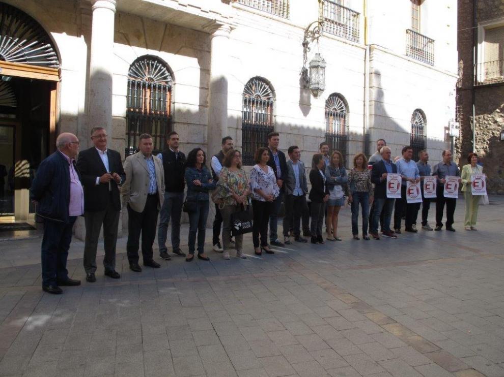 Los concejales concentrados delante del Ayuntamiento de Teruel durante el paro de cinco minutos.