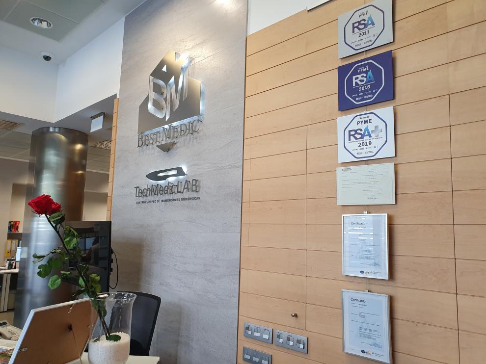 Recepción de Bestmedic con los sellos RSA, ISO y ET.