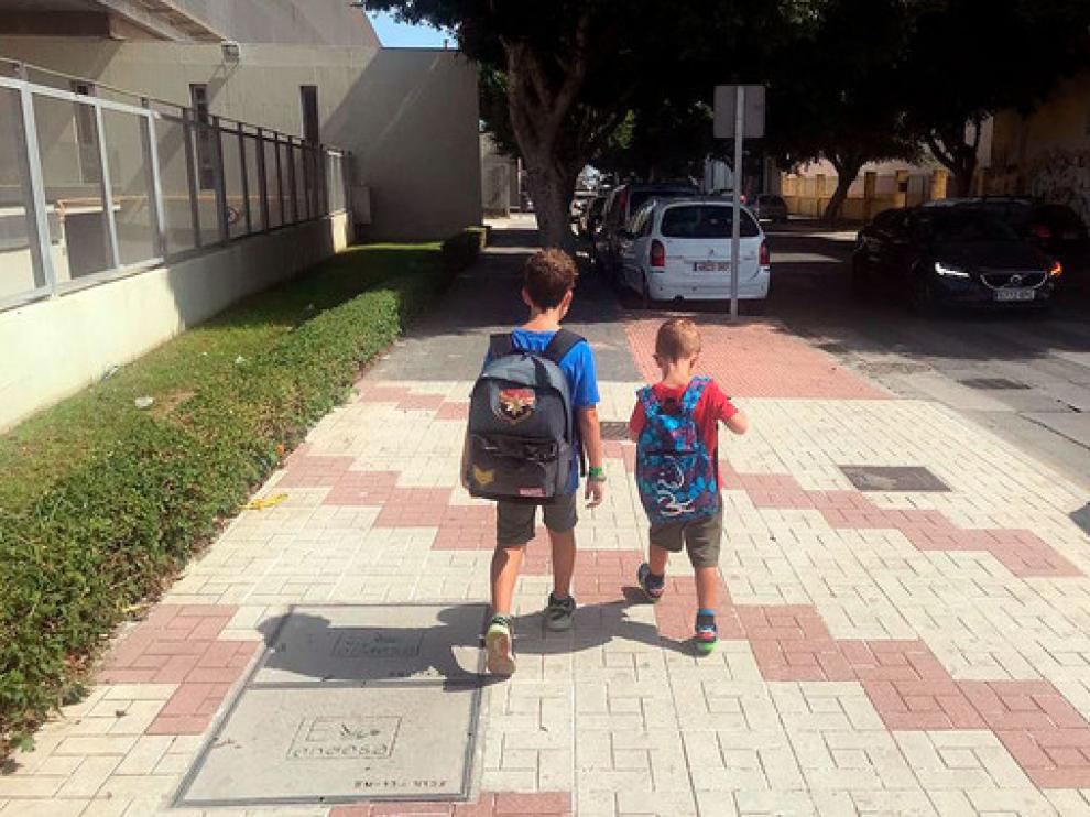 Dos niños de camino al colegio en un momento del estudio.