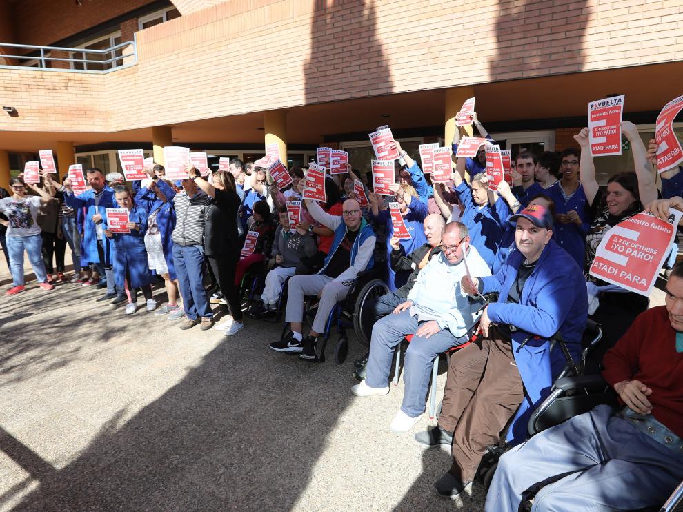 Los usuarios y trabajadores de Atadi, concentrados a las puertas del centro asistencial Ángel Custodio de Teruel.