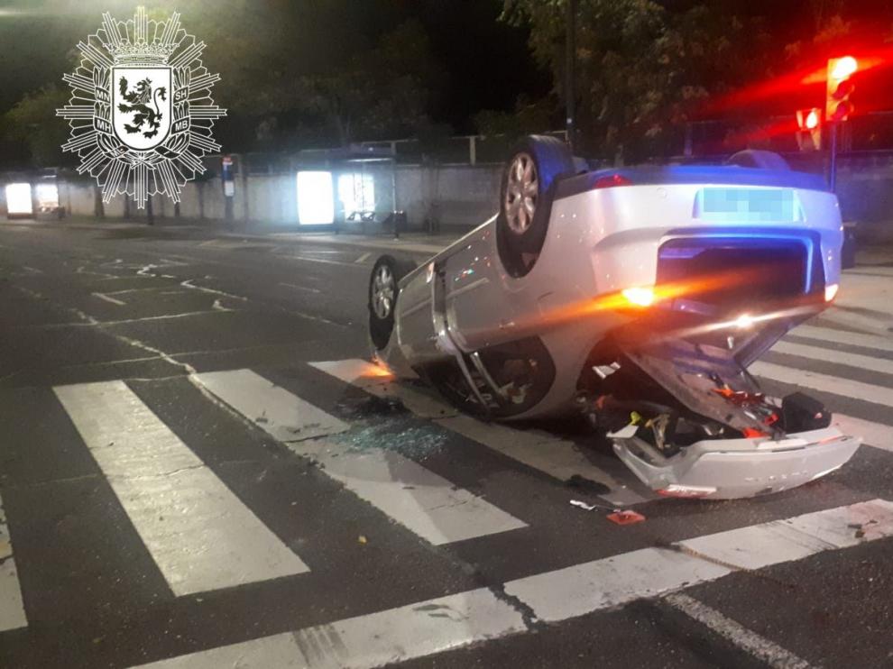 Un coche vuelca en Césareo Alierta tras una pérdida de control del conductor