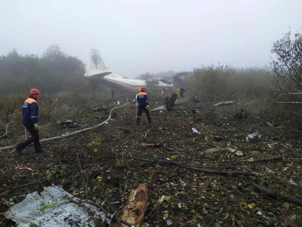 El avión aterrizó justo al lado del aeropuerto al que se dirigía