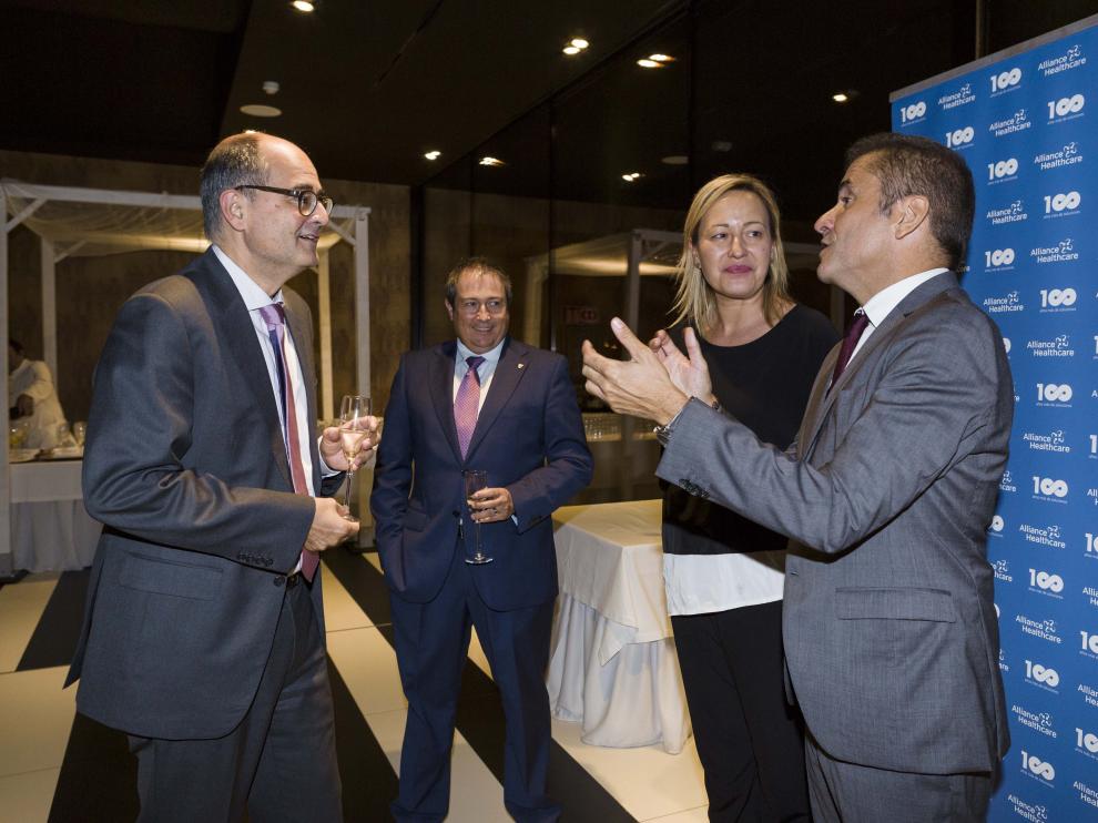 Javier Casas, director general de Alliance Healthcare (derecha), habla con Carlos Pérez Caseiras, rector de la Universidad San Jorge, ante la consejera de Economía, Marta Gastón, y el director general de Economía, Luis Lanaspa.
