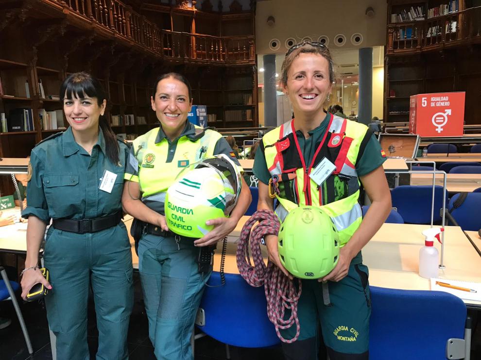La teniente María Isabel García (Seprona), la sargento María Ángeles Santiago (Tráfico) y la guardia Mariona Aubert (Montaña) han sido tres de las diez voluntarias que han participado en la actividad de la Fundación Inspiring Girls.