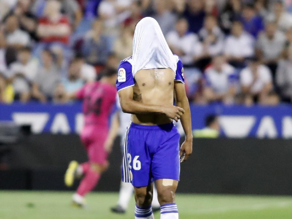 Luis Suárez se tapa el rostro con la camiseta en el minuto 88, al encajar el Real Zaragoza el 1-2 del Málaga.