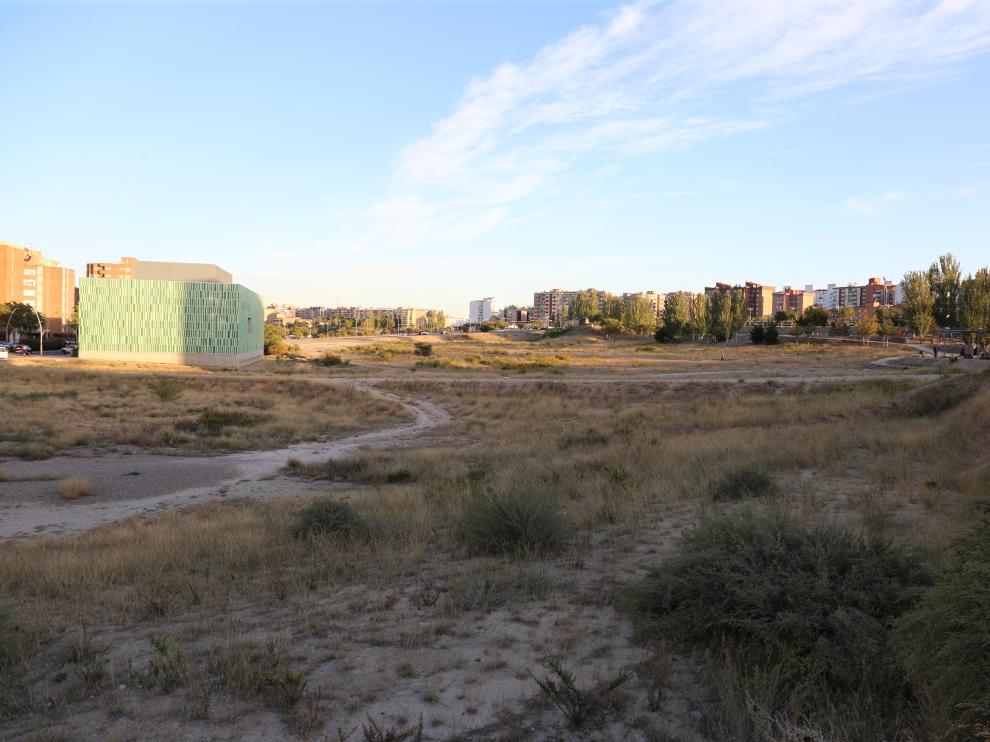 Vista de los suelos del futuro parque equipado de La Almozara, junto a la avenida Ciudad de Soria.