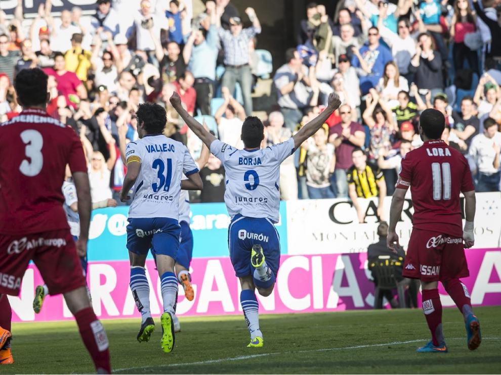 Borja Bastón y Vallejo celebran un gol ante el Sporting de Gijón en la temporada 2014-15 en La Romareda.