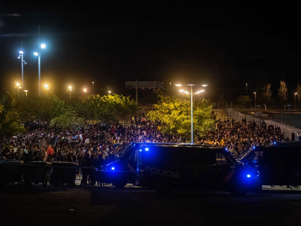 Más de 5.000 jóvenes se concentraron en la explanada habilitada para el habitual botellón a las puertas del Espacio Zity.