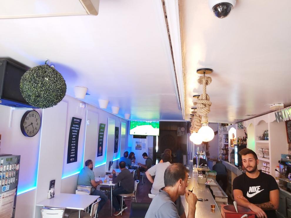 El bar Bahía de Ariño ha repartido una docena de décimos del primer premio de la Lotería.