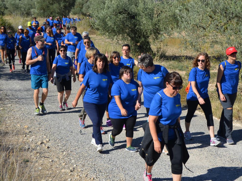 Una marea azul por la inclusión social camina en Fonz para culminar el albergue de Down Huesca