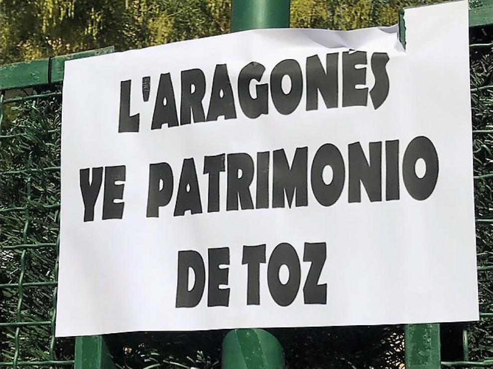 La exconcejala de Lengua Aragonesa muestra su “decepción y tristeza por la retirada de los carteles” en Huesca