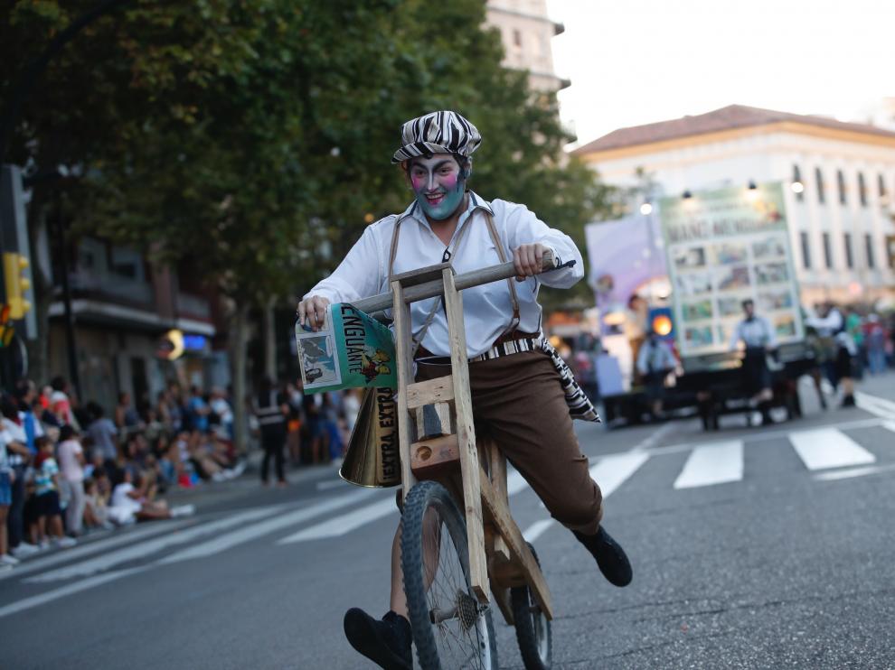 Imágenes del pasacalles del pregón de las Fiestas del Pilar 2019 en Zaragoza.