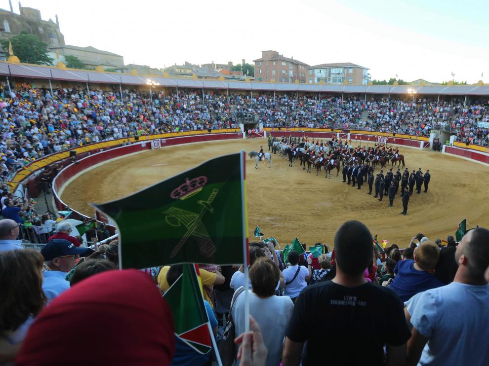 La exhibición de medios de la Guardia Civil llenó el viernes la plaza de toros de Huesca.
