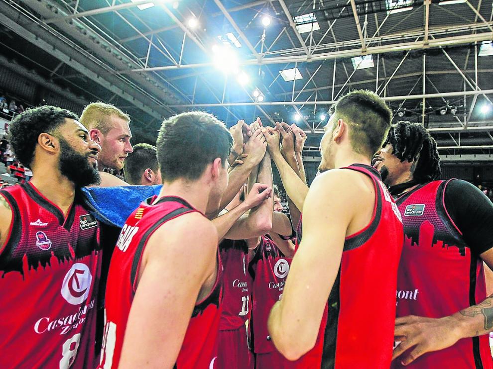 Los jugadores del Casademont Zaragoza celebran la victoria el pasado domingo