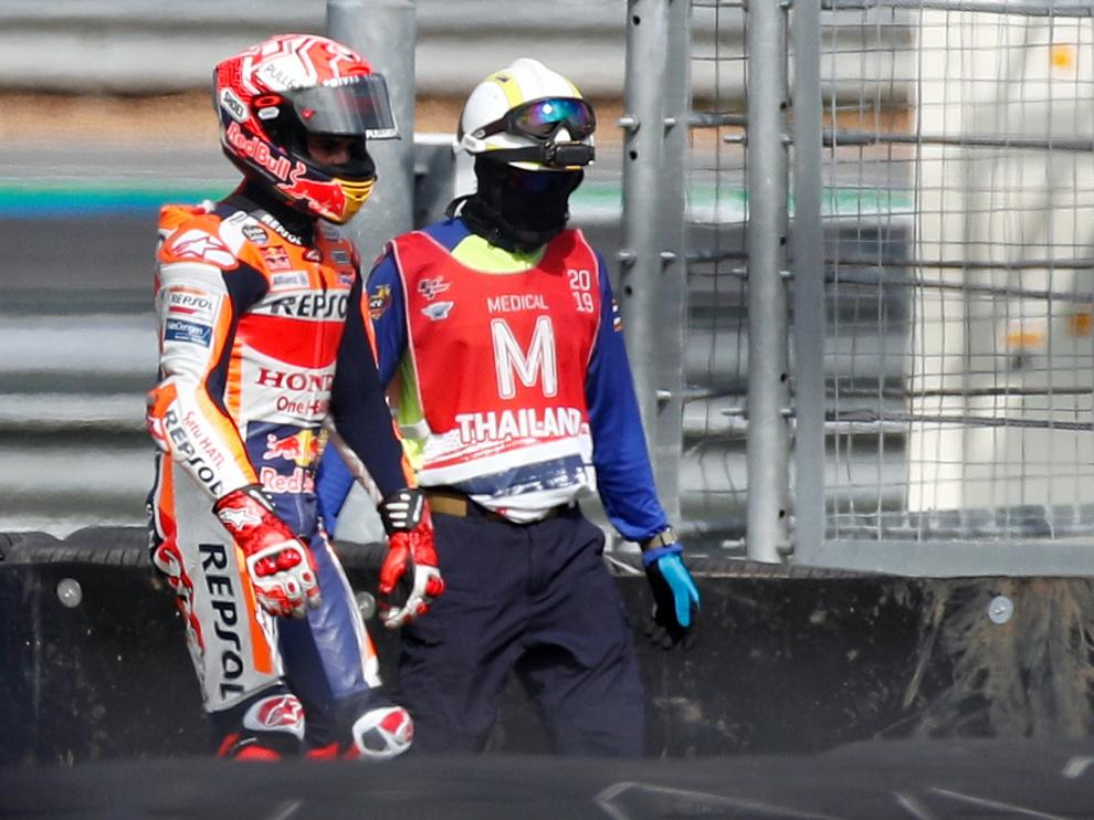 Buriram (Thailand), 05/10/2019.- Spanish MotoGP rider Marc Marquez of Repsol Honda Team (L) leaves the race track with a member of a medical team after he crashed during the qualifying session of the Motorcycling Grand Prix of Thailand at Chang International Circuit, Buriram province, Thailand, 05 October 2019. (Motociclismo, Ciclismo, Tailandia) EFE/EPA/RUNGROJ YONGRIT Motorcycling Grand Prix of Thailand