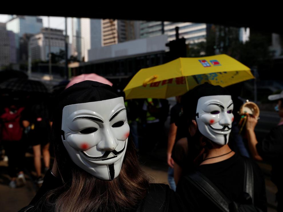 Más de un millar de personas retaron con sus máscaras la decisión de la Jefa del Ejecutivo, Carrie Lam.