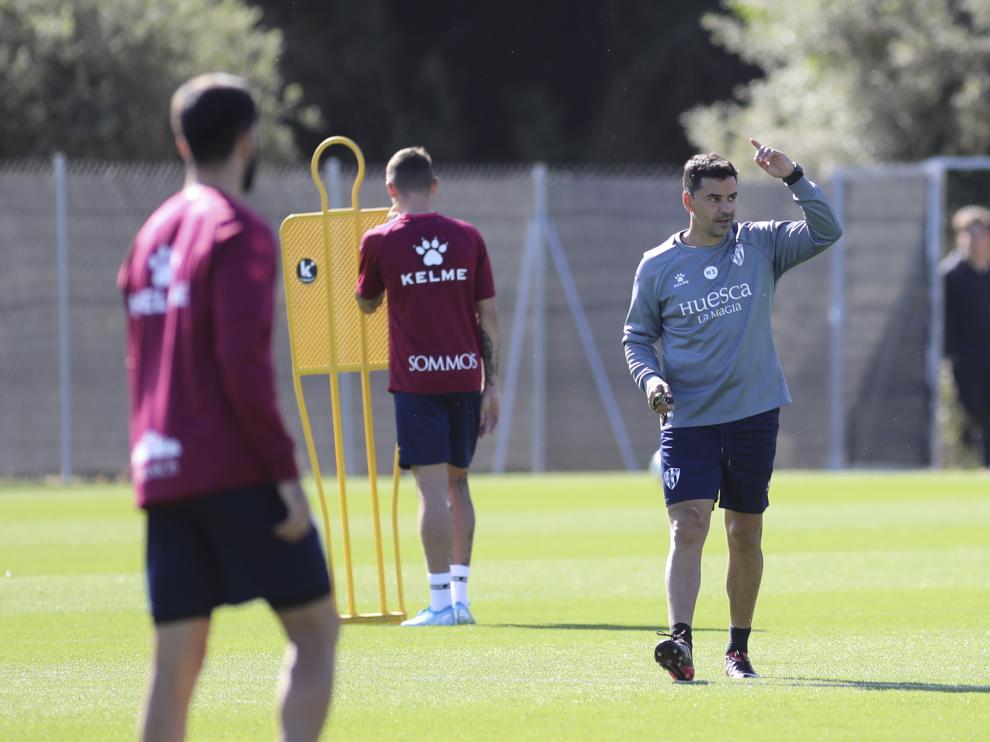 Míchel Sánchez da instrucciones durante un entrenamiento en El Pirámide.