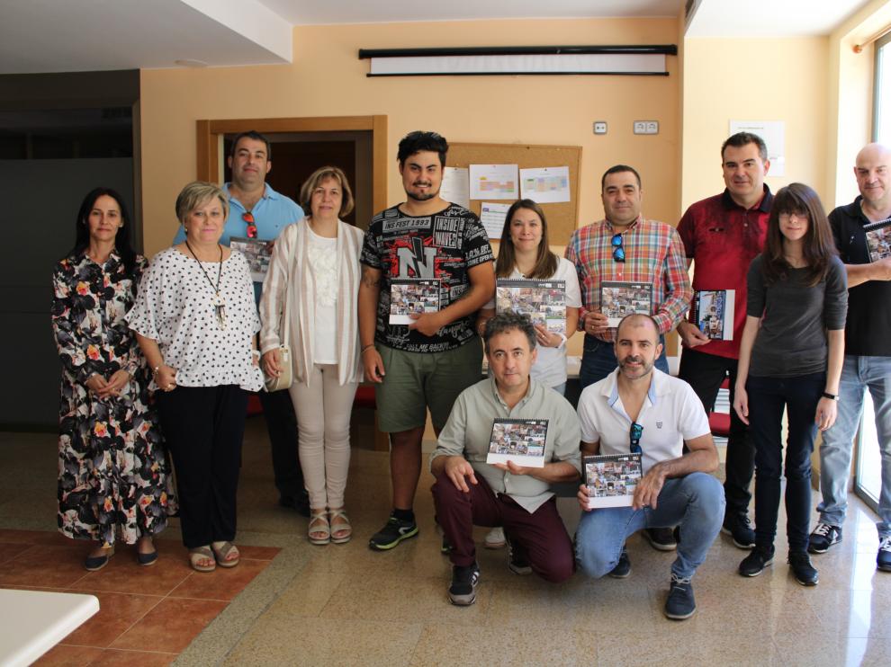 Miembros de Pierres posando con algunos Cipotegatos tras la entrega de los calendarios.