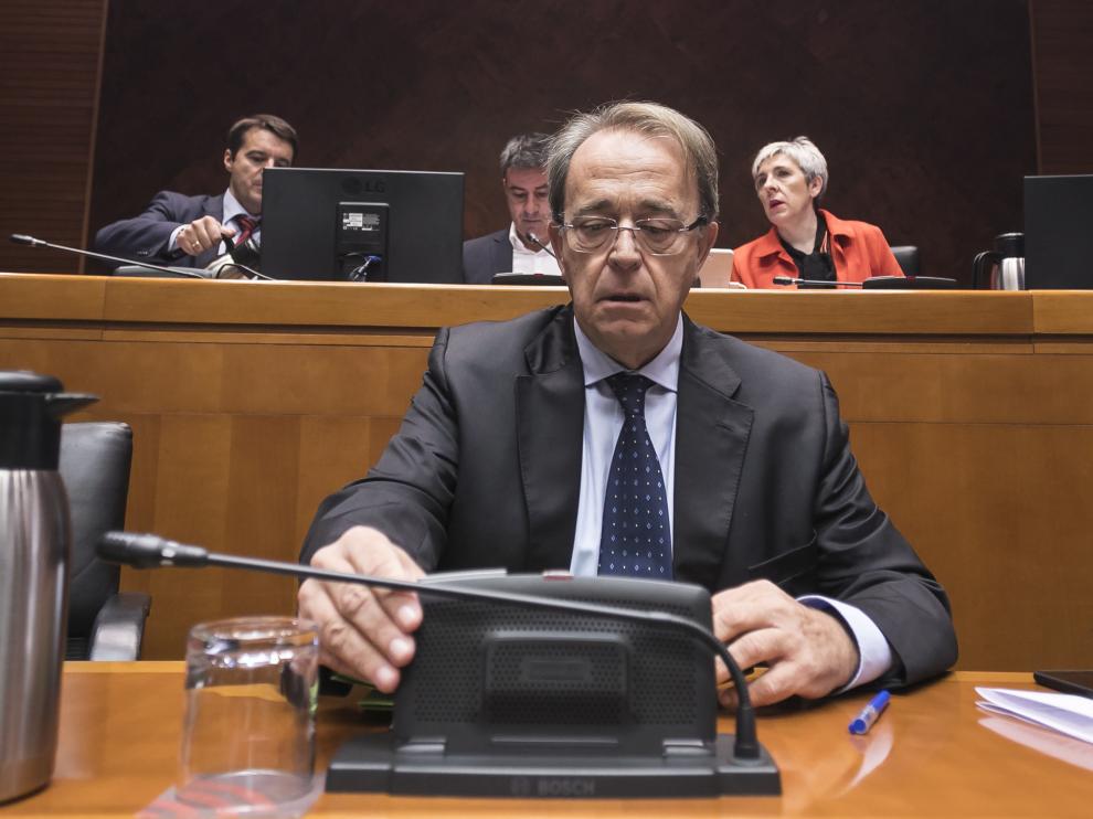 El consejero de Hacienda, Carlos Pérez Anadón, en su primera comparecencia en las Cortes de Aragón, el pasado mes de septiembre.