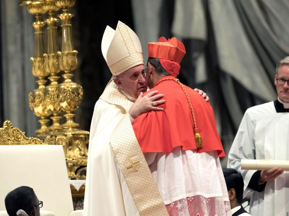 El arzobispo de Rabat, el español Cristóbal López Romero (c), recibe la birreta cardenalicia de manos del papa Francisco en la Basílica de San Pedro durante el Consistorio para la creación de 13 nuevos cardenales.