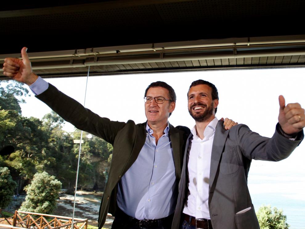 El presidente del PP, Pablo Casado (d), acompañado por el dirigente del partido en Galicia y presidente de la Xunta, Alberto Núñez Feijóo (i),