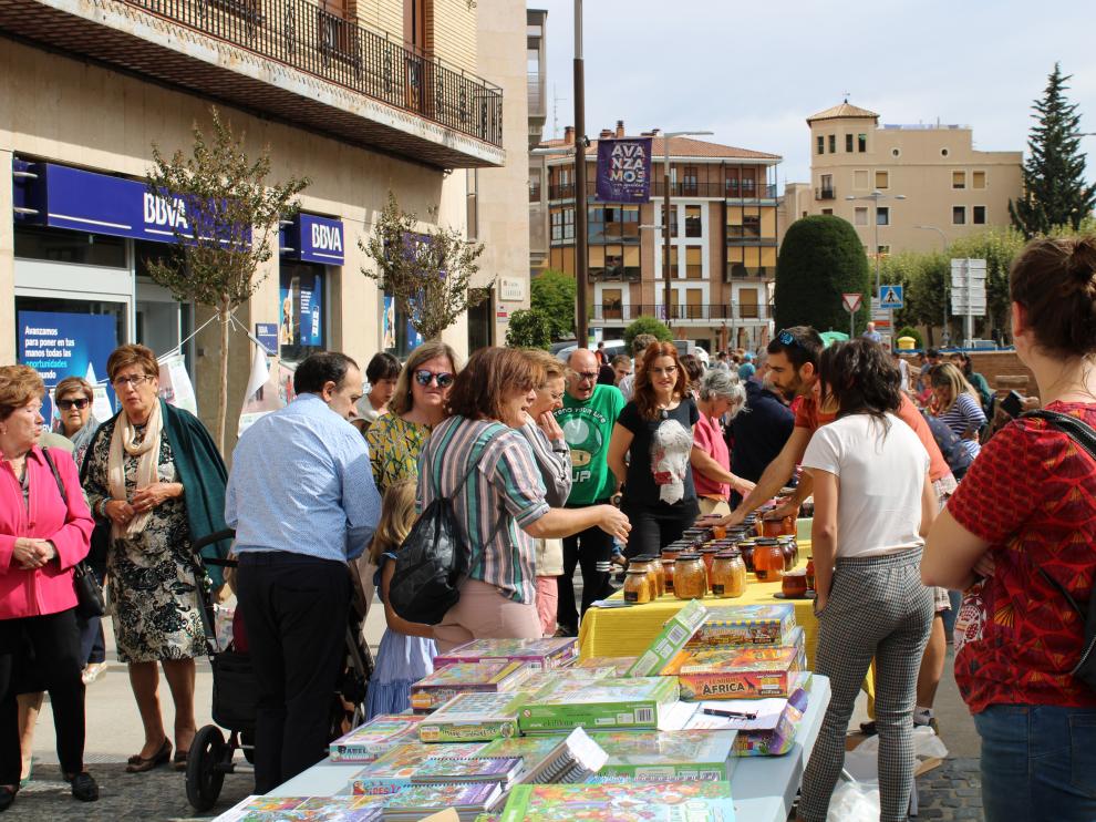 Los juegos cooperativos y la miel artesanal, solo dos ejemplos de lo que se ha podido encontrar en esta feria.