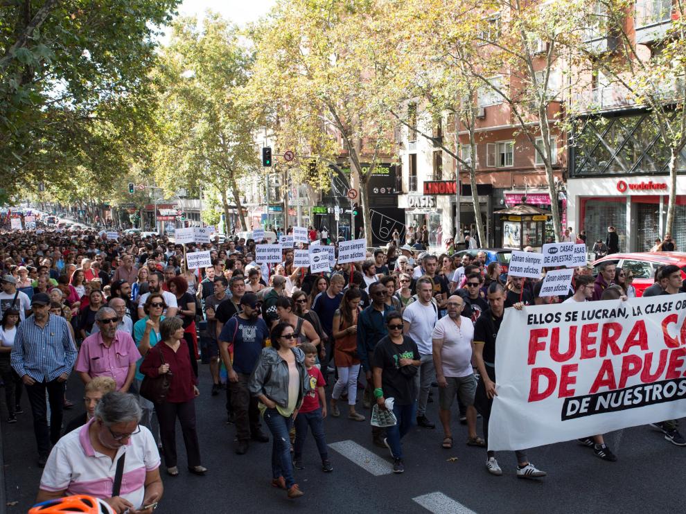 Miles de personas marchan contra las casas de apuestas que destruyen barrios.