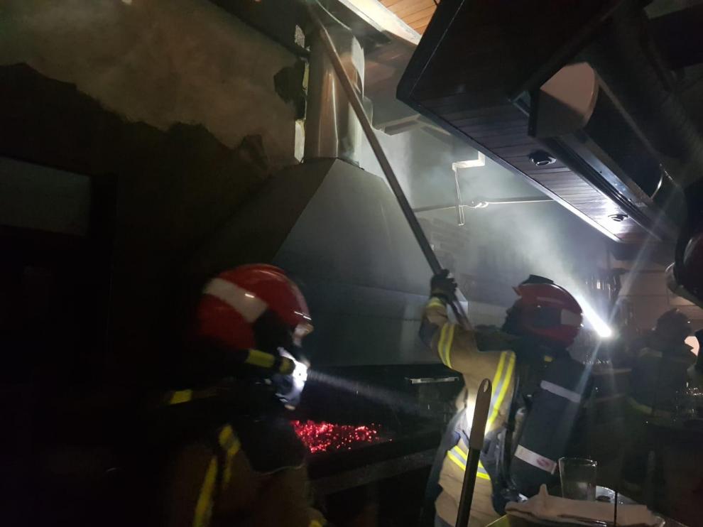 Un incendio causa daños materiales en la cocina de un restaurante de Teruel