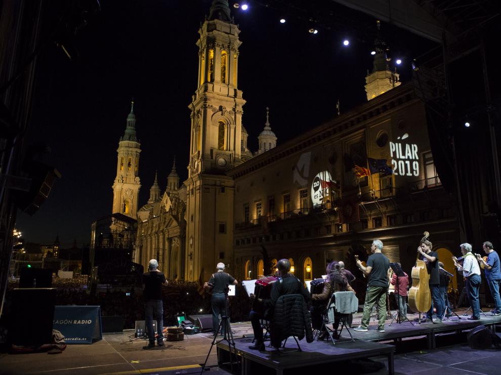 Concierto de La Ronda de Boltaña en la plaza del Pilar durante las Fiestas del Pilar de 2019 Zaragoza