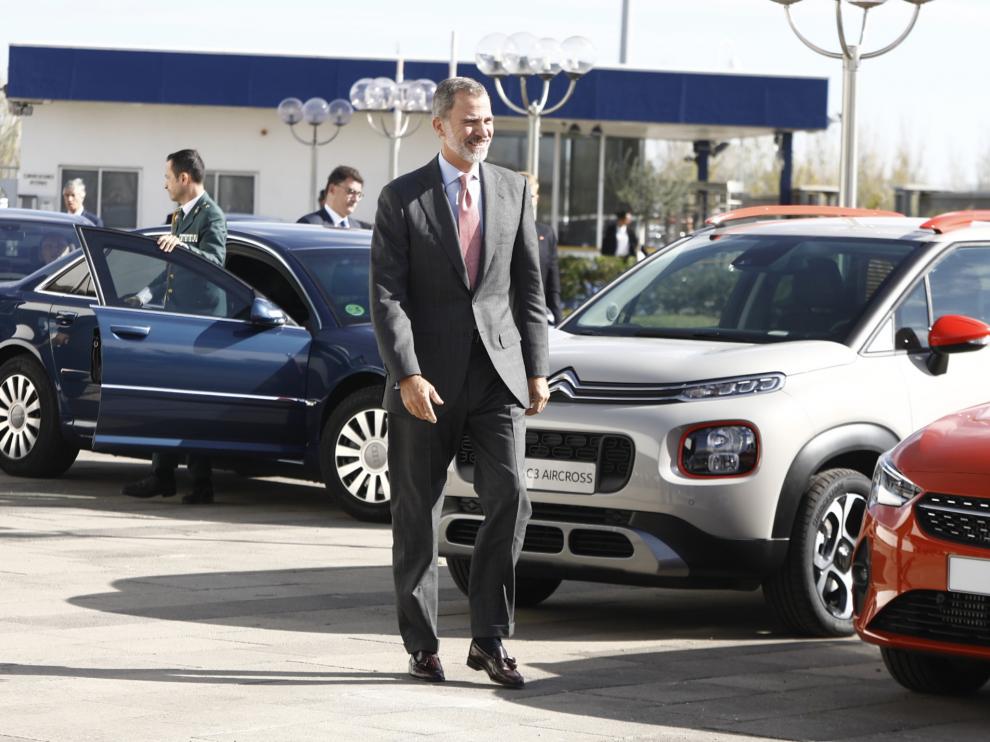 El Rey Felipe VI a su llegada este lunes a la planta de PSA Opel en Figueruelas.