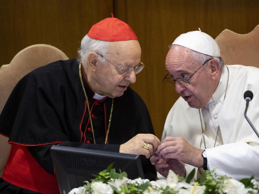 El Secretario General del Sínodo, el cardenal italiano Lorenzo Baldisseri (i) conversa con el papa.