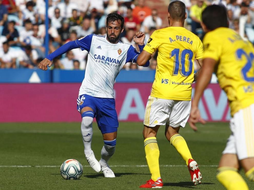 Guitián, este domingo ante el Cádiz, con la manga larga azul mediante una camiseta interior de ese color.