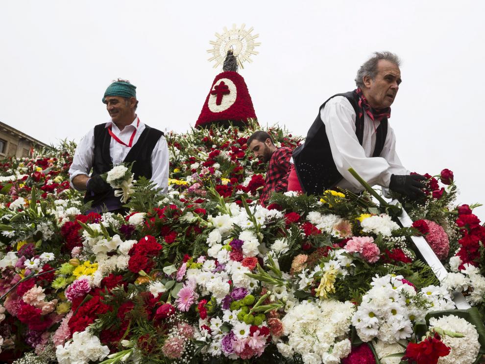 Imagen típica del día del Pilar durante la Ofrenda de Flores a la Virgen del Pilar en Zaragoza
