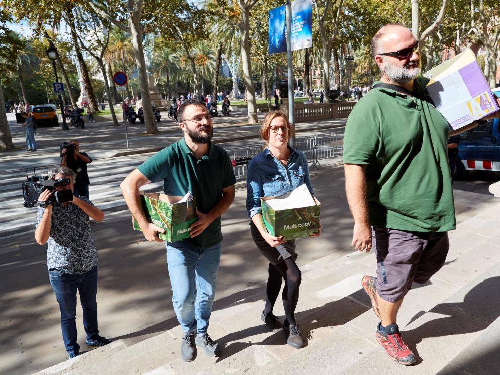 Representantes de la CUP han presentado este lunes en Barcelona los avales para hacer oficla su candidatura a las generales de noviembre.