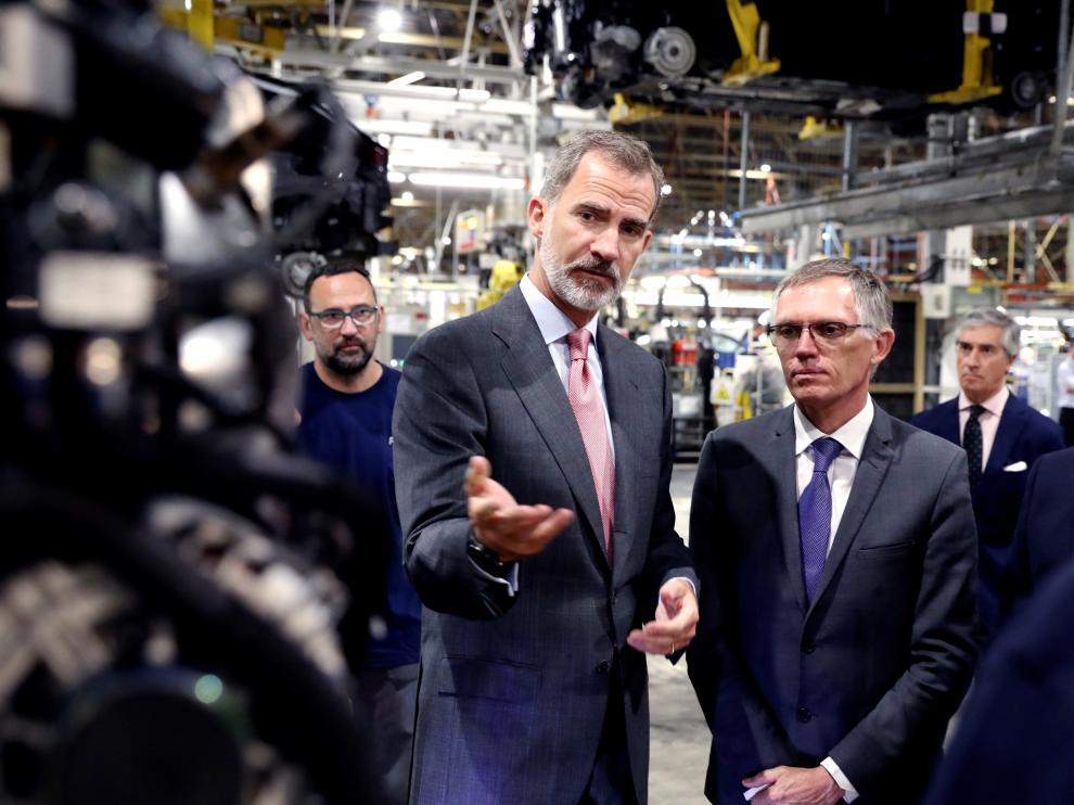Don Felipe con el presidente de PSA, Carlos Tavares, en la planta de Opel en Figueruelas.
