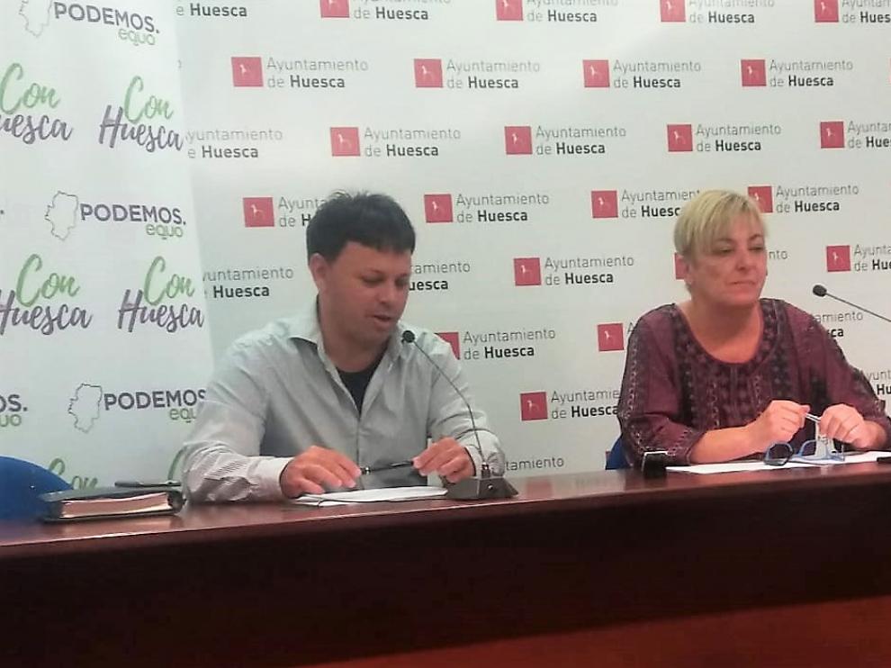 Óscar Sipán y Pilar Novales presentando su propuesta de ordenanzas fiscales.