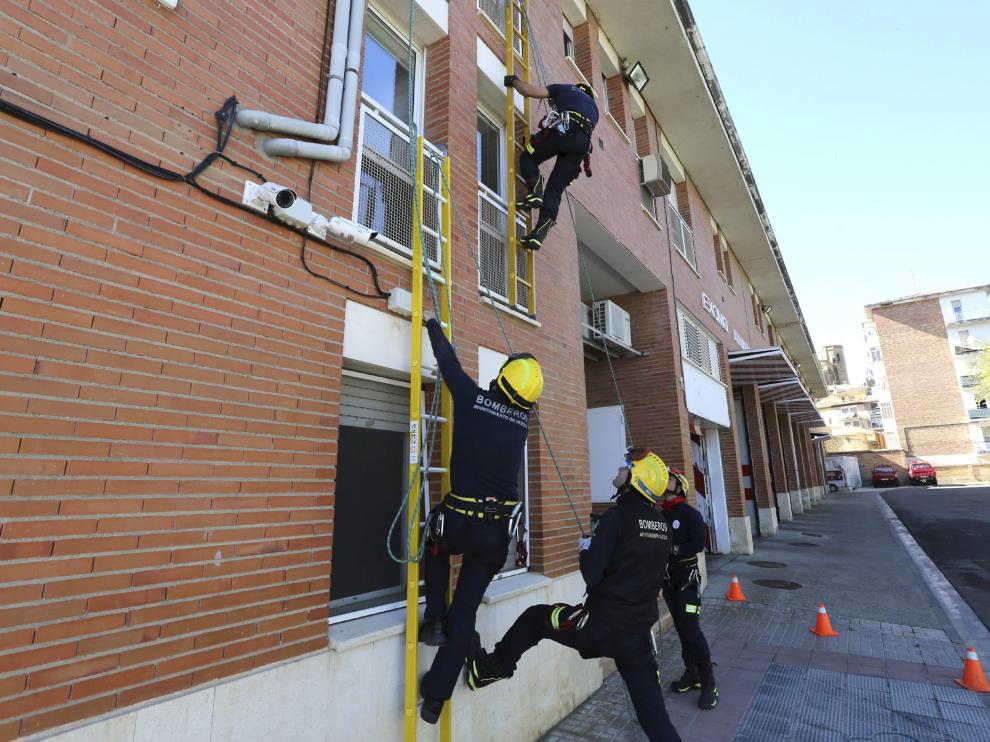 Prácticas de los bomberos en el exterior del propio parque de Huesca.
