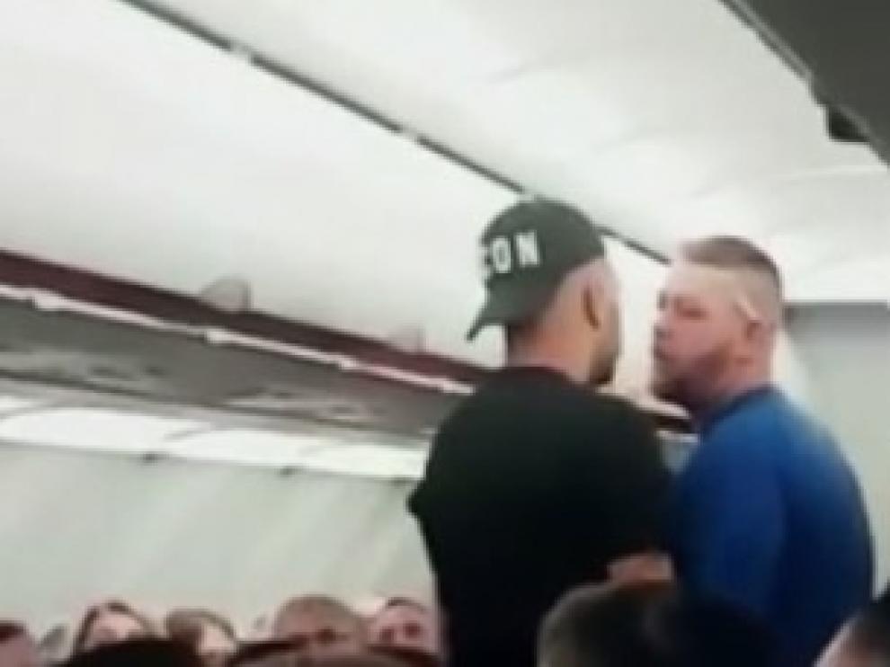 Siete pasajeros británicos, expulsados de un vuelo de Manchester a Tenerife por una trifulca