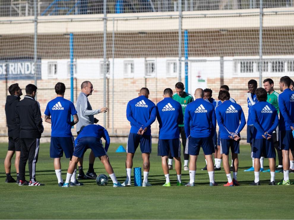 Víctor Fernández, en la charla que trasladó a los jugadores en la Ciudad Deportiva este lunes, tras la primera derrota del curso, ante el Cádiz horas antes.