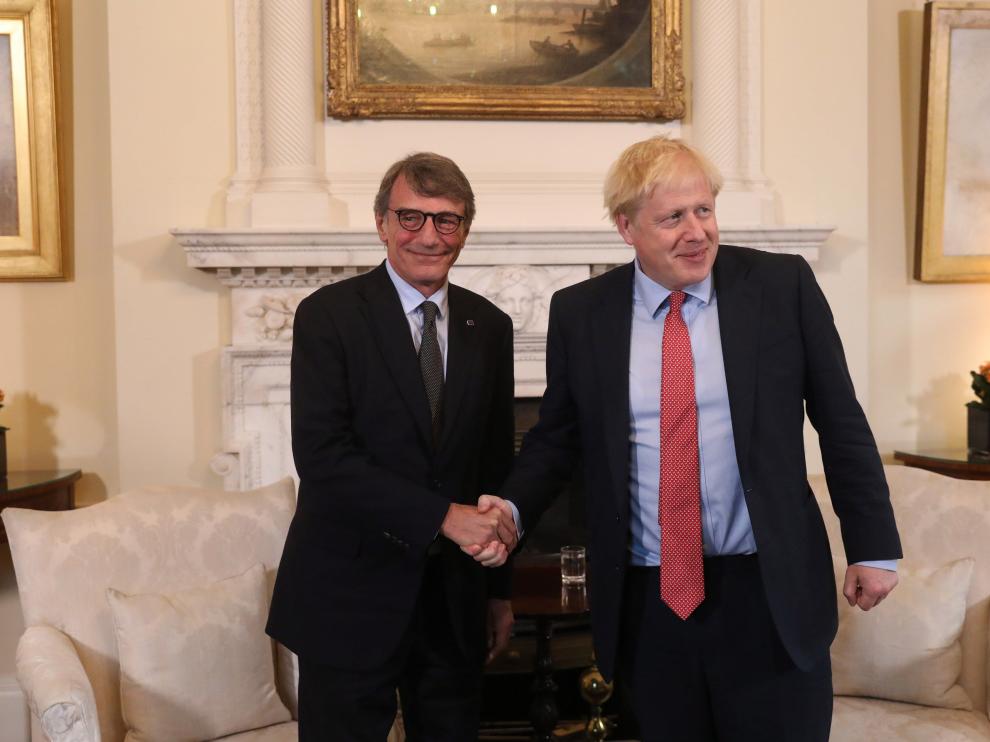 El presidente del Parlamento europeo, David Sassoli, y el primer ministro británico, Boris Johnson, este martes en Londres.