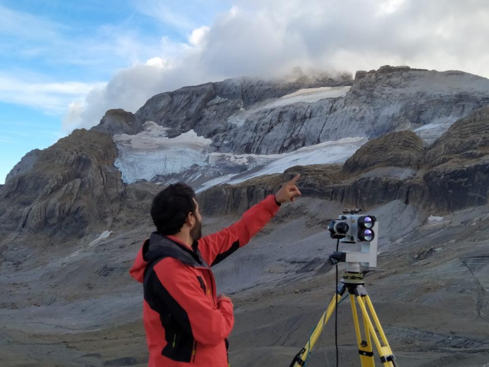 Uno de los investigadores, este martes frente al glaciar.