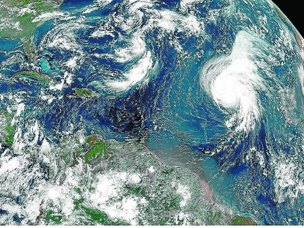 El huracán Lorenzo (a la derecha), visto desde satélite el pasado día 27.