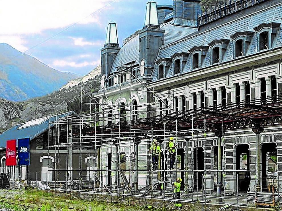 Obreros trabajando en la marquesina que rodea el edificio hace una semana.