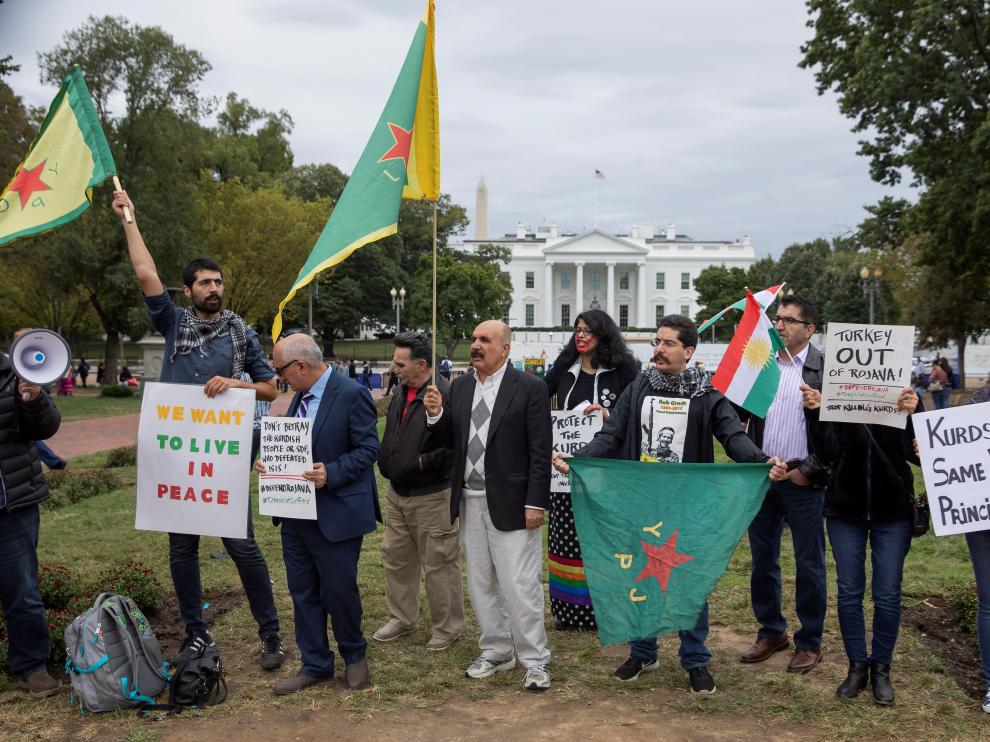 Un grupo de kurdos protesta ante la Casa Blanca por la decisión de EE. UU. de abandonar Siria.