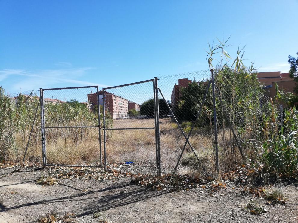 Vista del solar del Actur, junto al colegio José Antonio Labordeta, que os vecinos quieren convertir en 'skate park'
