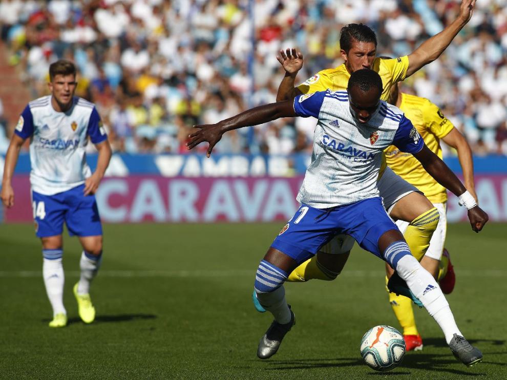 Dwamena, ante la mirada de Guti, se lleva un balón en ataque el pasado domingo en el partido ante el Cádiz, donde el Real Zaragoza cosechó su primera derrota del curso, en la jornada 10ª (0-2).