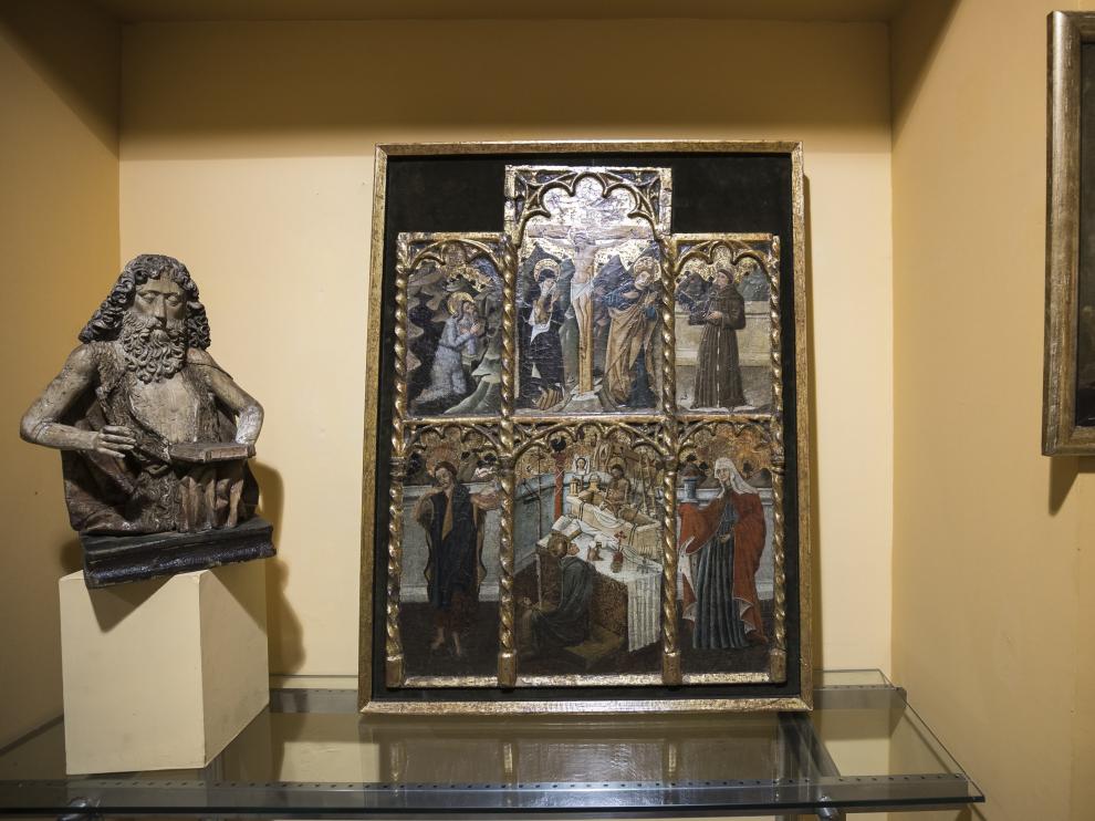 El retablo, en el centro, junto a otras piezas de arte sacro, en la galería Ricardo Ostalé
