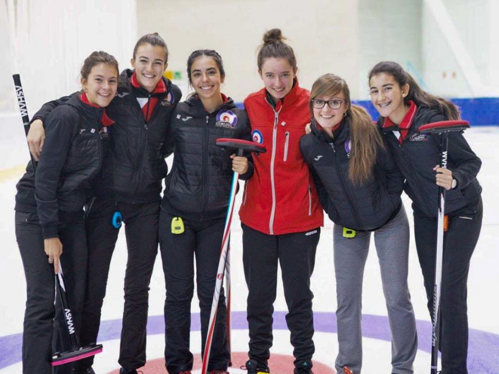 De izquierda a derecha, las jugadoras del Curling Club Hielo Jaca Leyre Torralba, Nerea Torralba, Daniela García, Emma López, Carmen Pérez y Helena Torralba